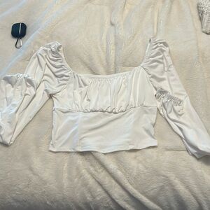 I am selling this white long sleeved top, it’s never been worn.
